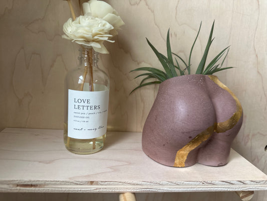 Booty Vase - Mocha With Gold