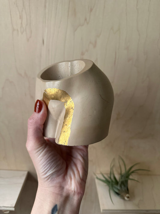 Booty Vase - Sand With Gold